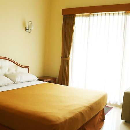 Puri Bernadi Guest House Lembang Esterno foto