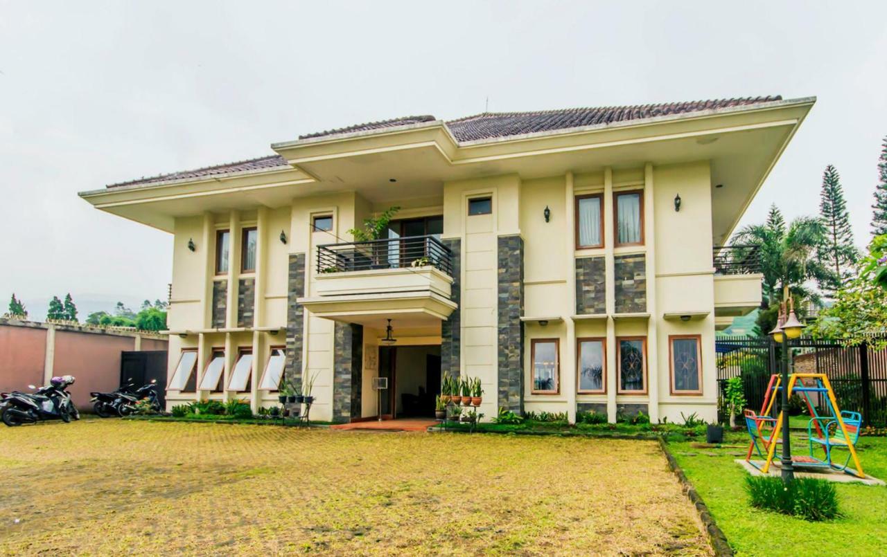 Puri Bernadi Guest House Lembang Esterno foto