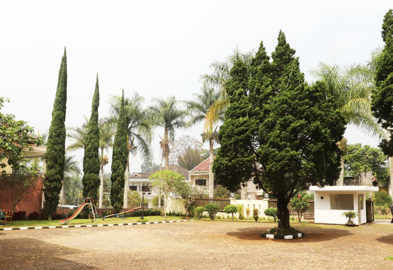 Puri Bernadi Guest House Lembang Esterno foto