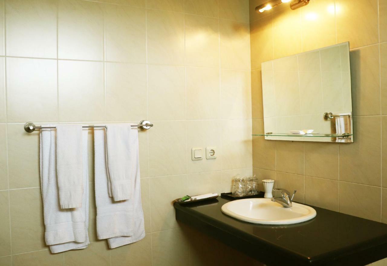 Puri Bernadi Guest House Lembang Esterno foto