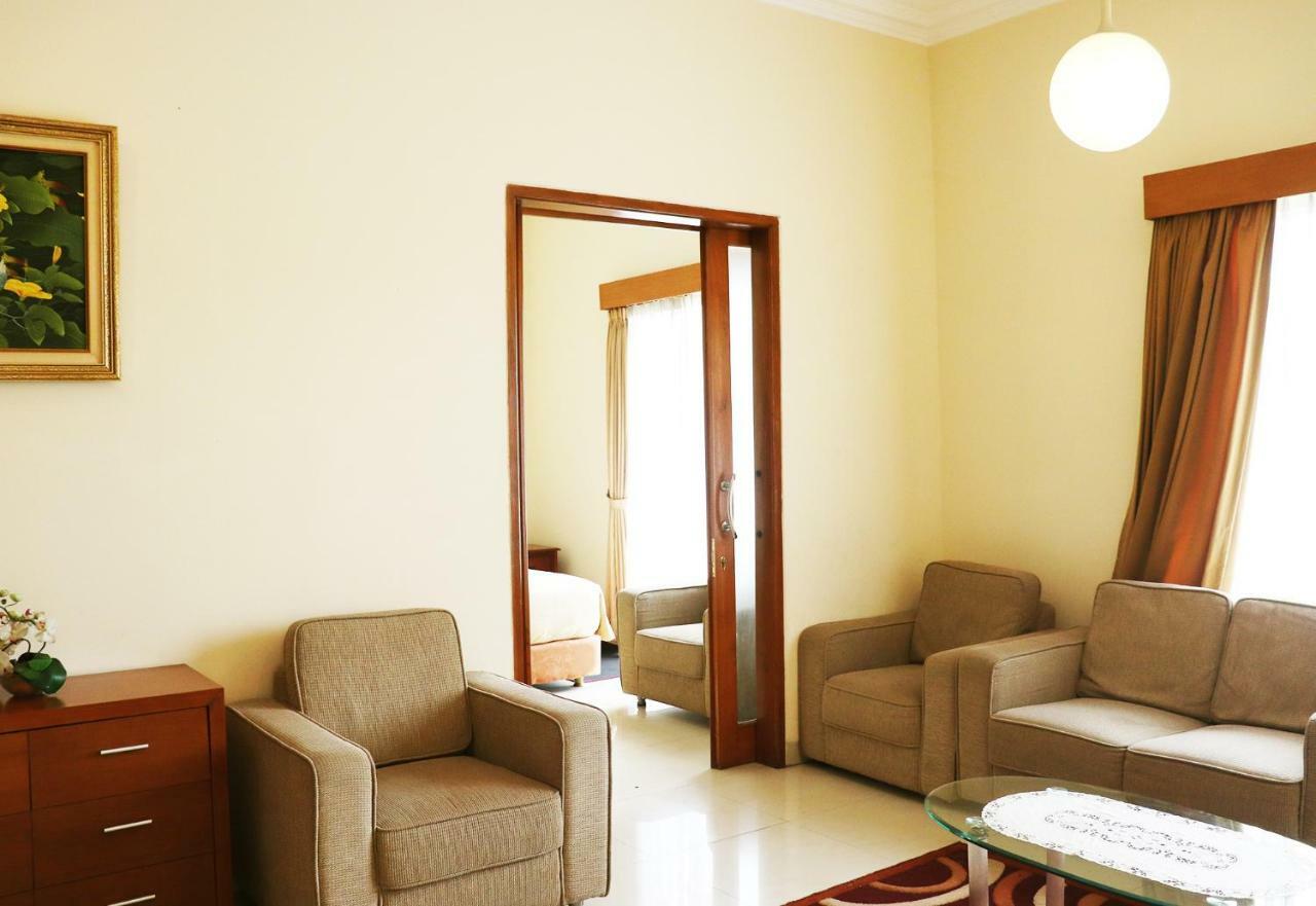 Puri Bernadi Guest House Lembang Esterno foto