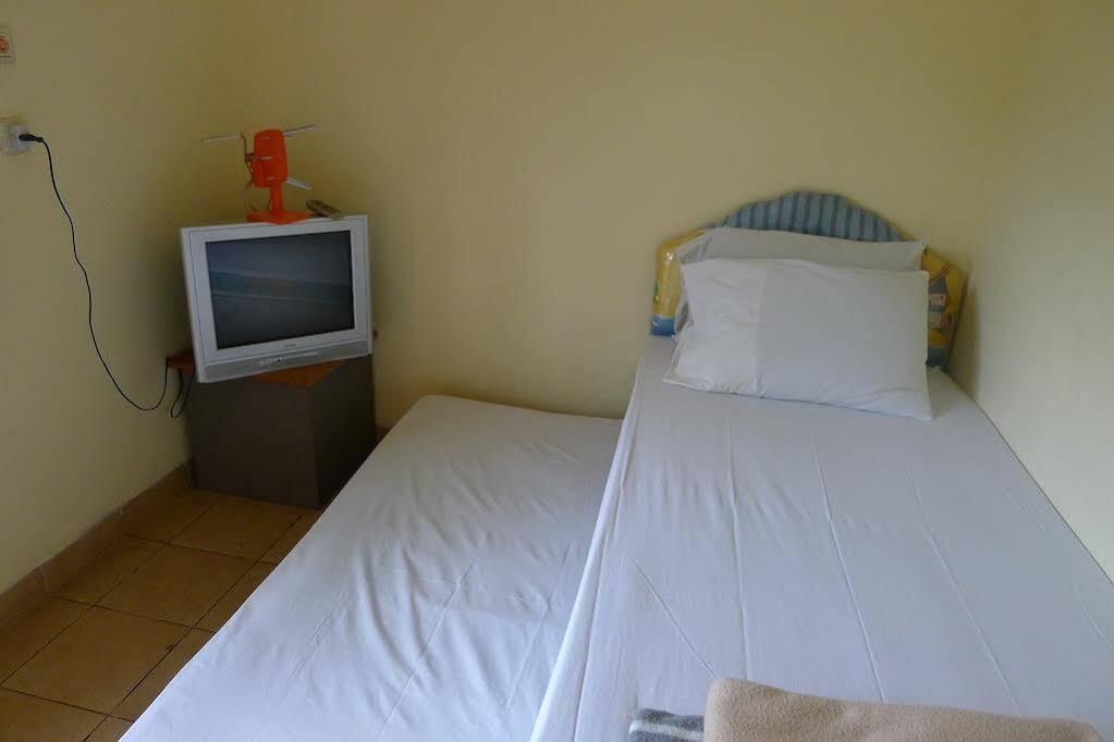 Puri Bernadi Guest House Lembang Esterno foto